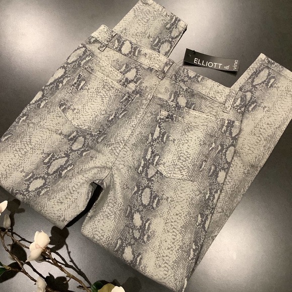 Elliott & Vine Gray Snake Reptile Animal Print Skinny Ankle Crop Jeans NWT - Picture 2 of 13